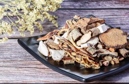 長(zhǎng)期胡亂扭動(dòng)脖子對(duì)頸椎關(guān)節(jié)有哪些傷害-易網(wǎng)健康<a href=http://m.henggaotouzi.com/jkys/ target=_blank class=infotextkey>養(yǎng)生</a>網(wǎng) 長(zhǎng)期胡亂扭動(dòng)脖子對(duì)頸椎關(guān)節(jié)有哪些傷害