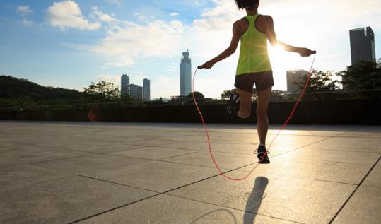 女性呼拉圈甩動減肥傷身體是嗎