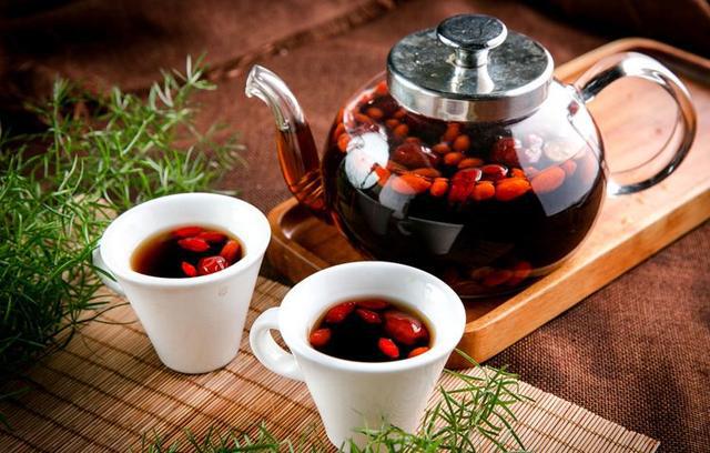 這二種原材料泡水喝，滋腎護肝補心，益壽延年！中老年人爸爸最必須