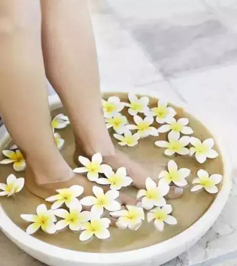 熱水泡腳最補腎壯陽，時間有注重。手腳涼的人必讀