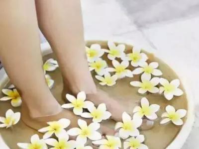 熱水泡腳最補腎壯陽，時間有重視。手腳涼的人必讀