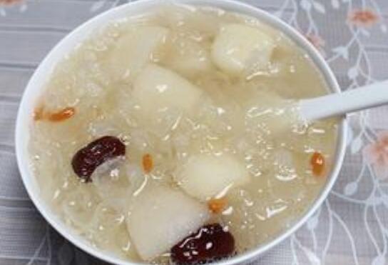雪梨銀耳湯的作用與功效 雪梨銀耳湯不可以與什么一起混吃