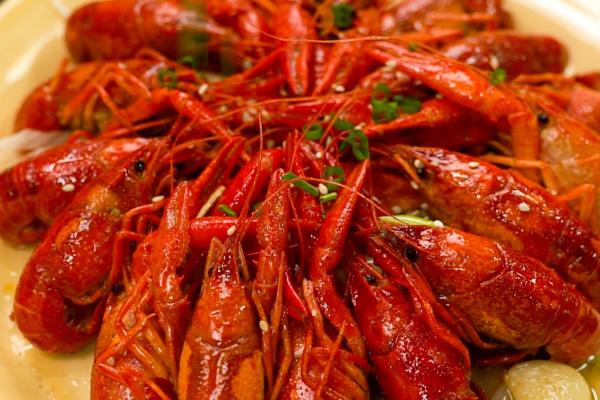 痛風可以吃小龍蝦嗎 小龍蝦怎么吃剝皮