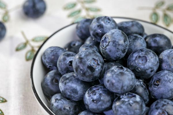 藍(lán)莓泡酒保質(zhì)期一般多久 藍(lán)莓的常見食用方法