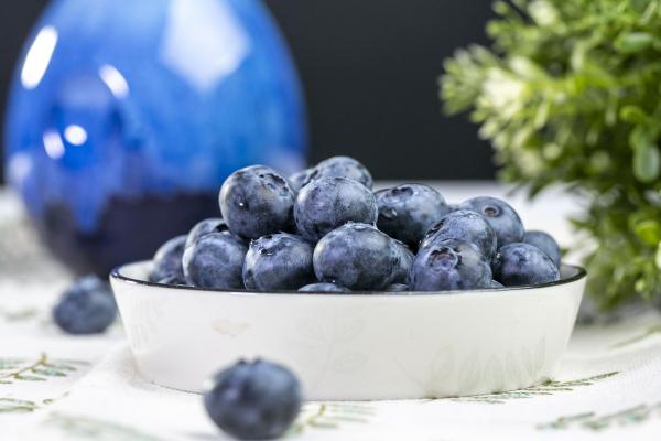 藍(lán)莓泡酒有什么功效 藍(lán)莓的日常吃法-易網(wǎng)<a href=http://m.henggaotouzi.com/ target=_blank class=infotextkey>健康養(yǎng)生</a>網(wǎng) 藍(lán)莓泡酒有什么功效 藍(lán)莓的日常吃法