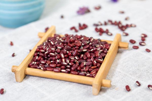 紅小豆和薏米煮水喝祛濕嗎 紅豆薏米湯的具體做法-易網<a href=http://m.henggaotouzi.com/ target=_blank class=infotextkey>健康養生</a>網 紅小豆和薏米煮水喝祛濕嗎 紅豆薏米湯的具體做法