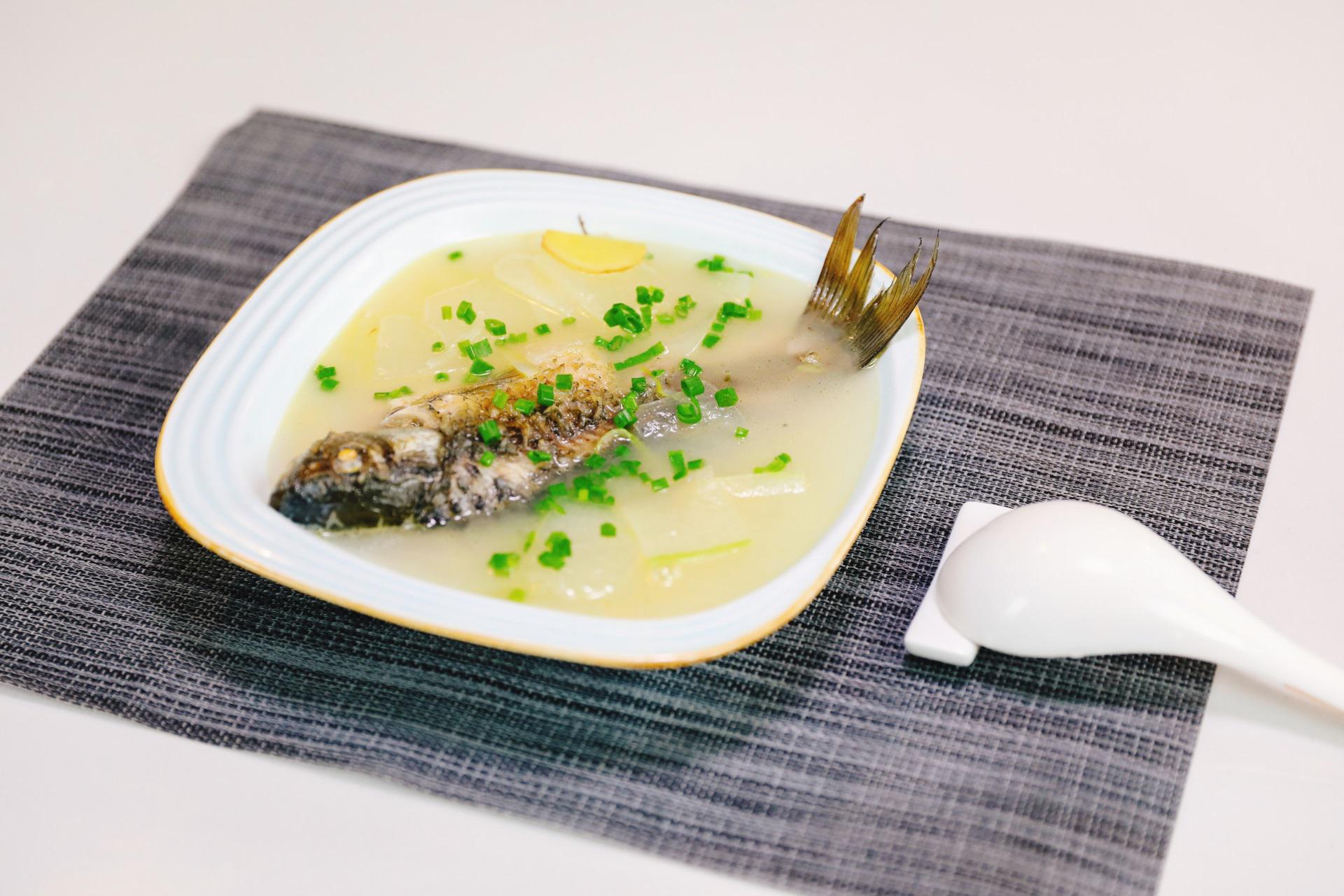 鯽魚搭配什么食材煲湯祛濕 鯽魚湯的詳細做法