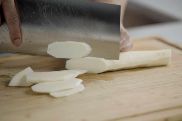 生山藥?kù)顫襁€是助濕 去濕氣的山藥是濕的還是干的-易網(wǎng)<a href=http://m.henggaotouzi.com/ target=_blank class=infotextkey>健康養(yǎng)生</a>網(wǎng) 生山藥?kù)顫襁€是助濕 去濕氣的山藥是濕的還是干的