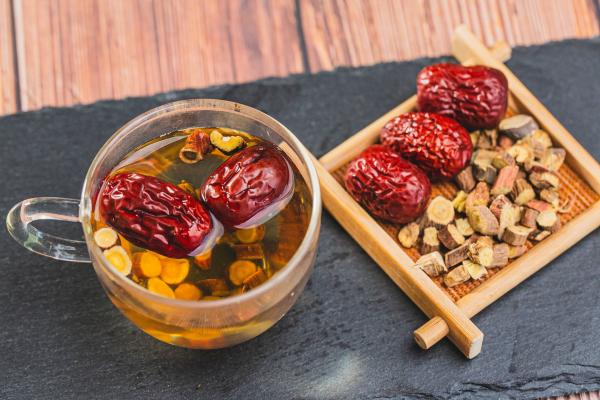 濕氣重的人能吃紅棗嗎 濕氣重是什么原因造成的-易網(wǎng)<a href=http://m.henggaotouzi.com/ target=_blank class=infotextkey>健康養(yǎng)生</a>網(wǎng) 濕氣重的人能吃紅棗嗎 濕氣重是什么原因造成的