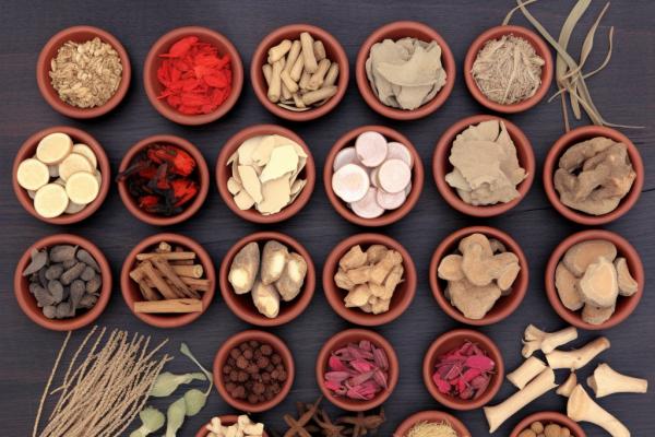 土茯苓的功效與作用 土茯苓泡水喝的禁忌-易網<a href=http://m.henggaotouzi.com/ target=_blank class=infotextkey>健康養生</a>網 土茯苓的功效與作用 土茯苓泡水喝的禁忌