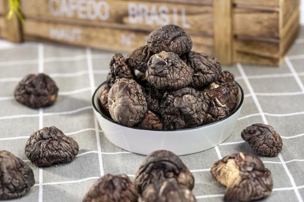 干香菇發霉了洗了還能吃嗎 干香菇發霉曬一下還可以吃嗎