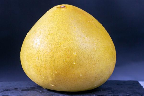 柚子皮的功效和作用-易網<a href=http://m.henggaotouzi.com/ target=_blank class=infotextkey>健康養生</a>網 柚子皮的功效和作用