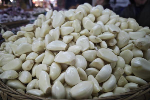 大蒜泡酒的功效與作用、禁忌和食用方法-易網<a href=http://m.henggaotouzi.com/ target=_blank class=infotextkey>健康養生</a>網 大蒜泡酒的功效與作用、禁忌和食用方法