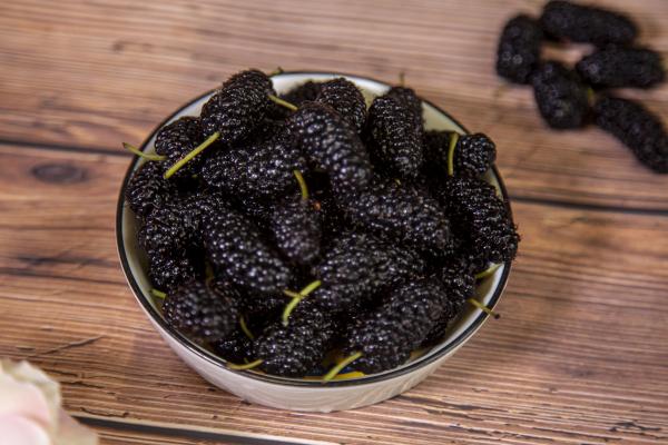 桑葚泡水喝的功效與作用、禁忌和食用方法