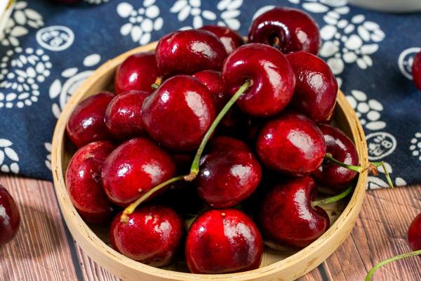 車厘子是否適合高血壓患者食用-易網健康<a href=http://m.henggaotouzi.com/jkys/ target=_blank class=infotextkey>養生</a>網 車厘子是否適合高血壓患者食用