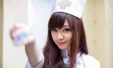 放蕩護士口述自己第一次滾床單感覺又濕又爽，閨蜜一直拿這件事笑話她