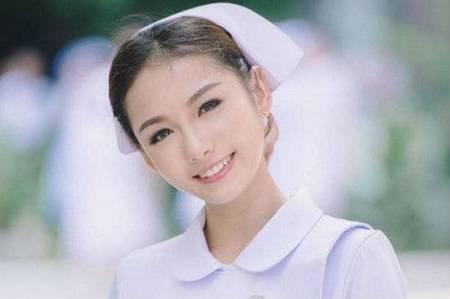 放蕩護士口述自己第一次滾床單感覺又濕又爽，閨蜜一直拿這件事笑話她