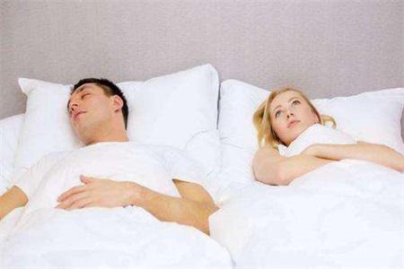 <a href=http://m.henggaotouzi.com/tags-性生活.html target=_blank class=infotextkey>性生活</a>多久一次最好?除了頻率,你需要注意的是性生活技巧-易網(wǎng)健康<a href=http://m.henggaotouzi.com/jkys/ target=_blank class=infotextkey>養(yǎng)生</a>網(wǎng) 性生活多久一次最好?除了頻率,你需要注意的是性生活技巧