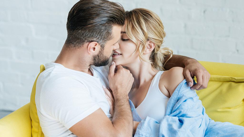 小情侶做愛怎么講情話最好 小情侶性愛過程中的要點