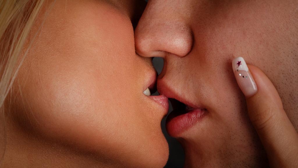 男人用陰莖觸摸女人的乳房  熱辣乳交你試過嗎