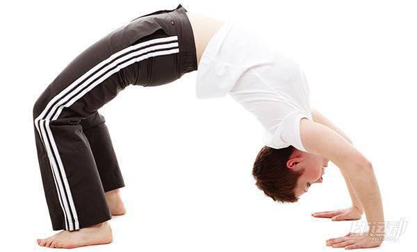 10個動作睡前瑜伽！舒經活血驅除每天疲勞