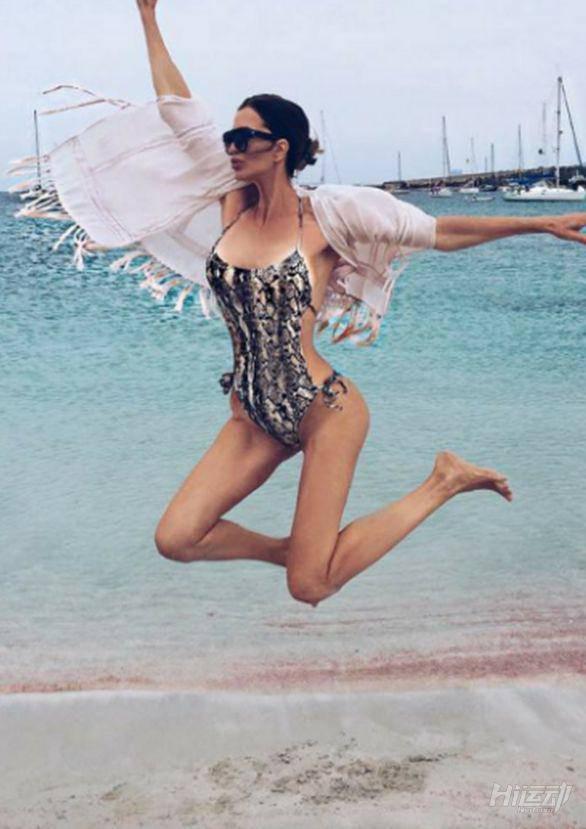 48歲的她當(dāng)上了奶奶卻還擁有20歲的身材，逆齡秘訣就2個(gè)字