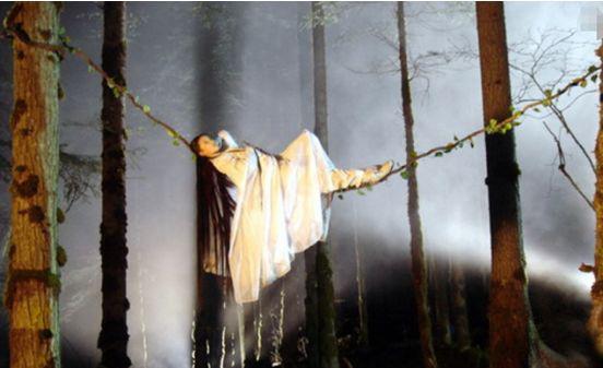 曾近的富豪太太變身小龍女繩上打坐，36歲車曉身材如少女