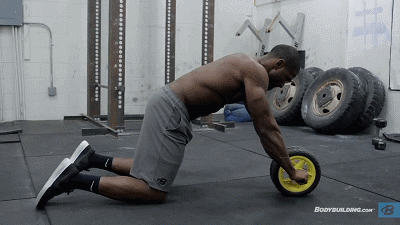 15歲健身至今的肌肉巨人，2米身高把肌肉男襯托格外嬌小