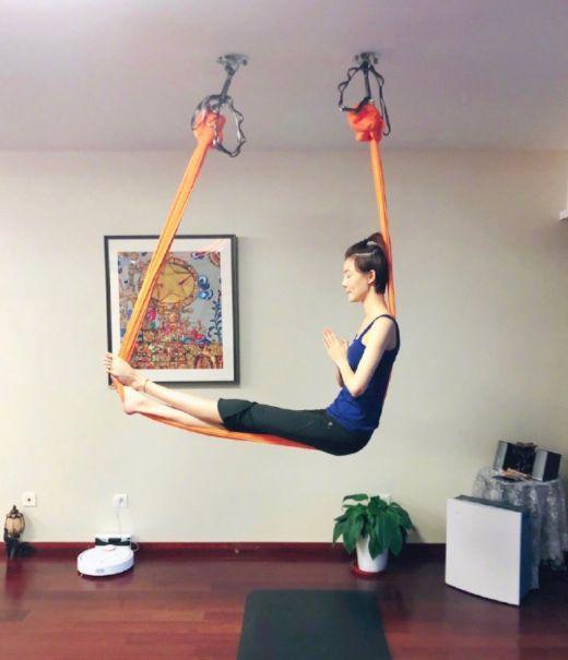 曾近的富豪太太變身小龍女繩上打坐，36歲車曉身材如少女