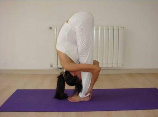 曾近的富豪太太變身小龍女繩上打坐，36歲車曉身材如少女