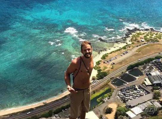 上半身缺失手臂肩膀的肌肉男，逆襲成健體遠動員，不向命運服輸