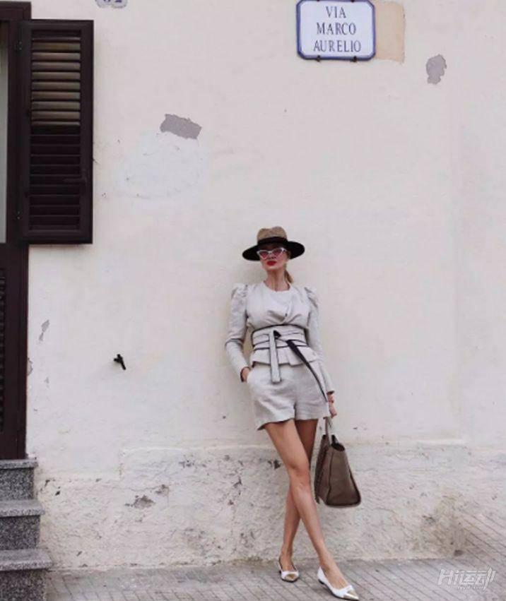 48歲的她當(dāng)上了奶奶卻還擁有20歲的身材，逆齡秘訣就2個(gè)字