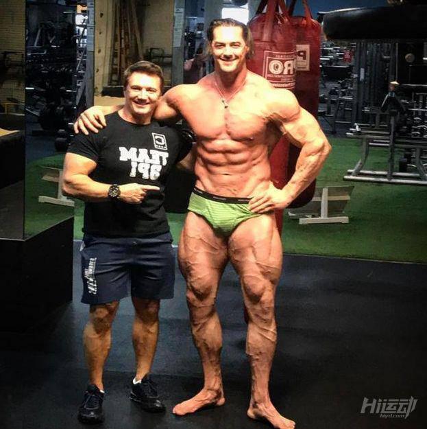 15歲健身至今的肌肉巨人，2米身高把肌肉男襯托格外嬌小