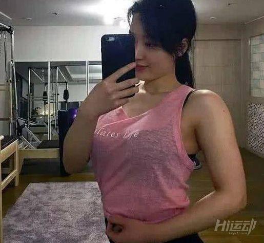 不僅有亞洲嬌小臉蛋還有歐美豐腴身材，堅持健身從胖妞變女神