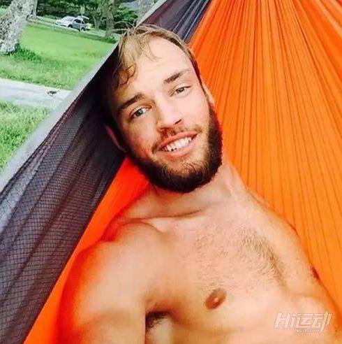 上半身缺失手臂肩膀的肌肉男，逆襲成健體遠動員，不向命運服輸