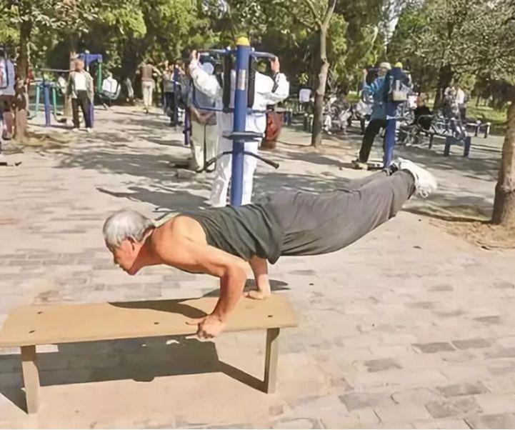 最新奇健身方式讓你1秒變高手，網友稱原來健身器材還可以這么用