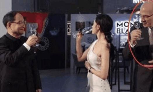 迪麗熱巴的蝴蝶臀PK張天愛的健身臀，誰更勝一籌？