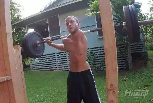 上半身缺失手臂肩膀的肌肉男，逆襲成健體遠動員，不向命運服輸