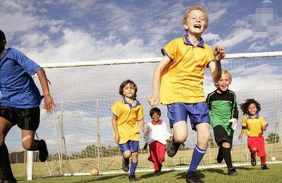 賈靜雯女兒咘咘變身健身小能手，小孩運動該注意哪4點？