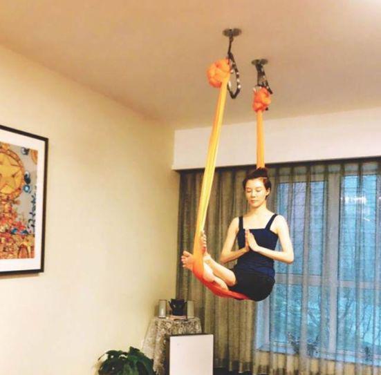 曾近的富豪太太變身小龍女繩上打坐，36歲車曉身材如少女