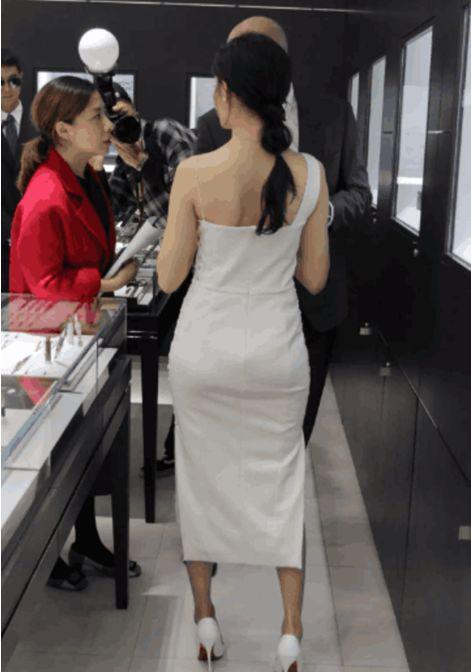 迪麗熱巴的蝴蝶臀PK張天愛的健身臀，誰更勝一籌？