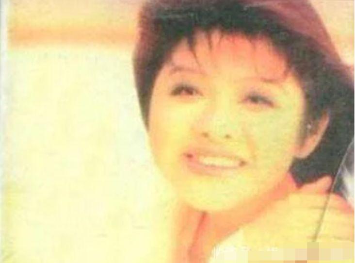 韓紅與貼心神秘男子現身機場，她不僅瘦了還可能好事將近？