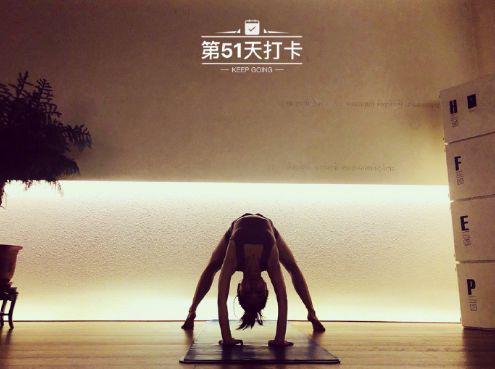 王子文身體超柔軟，不愧是瑜伽大師，最后一張常人都不做到