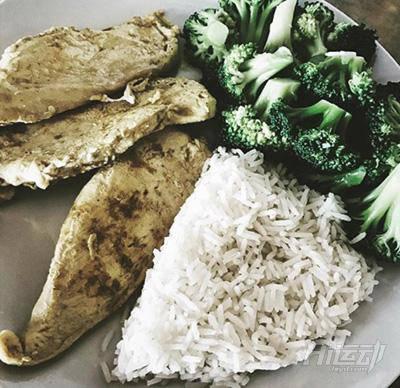 新的一年，祝你跟這個(gè)小伙一樣：減肥上癮