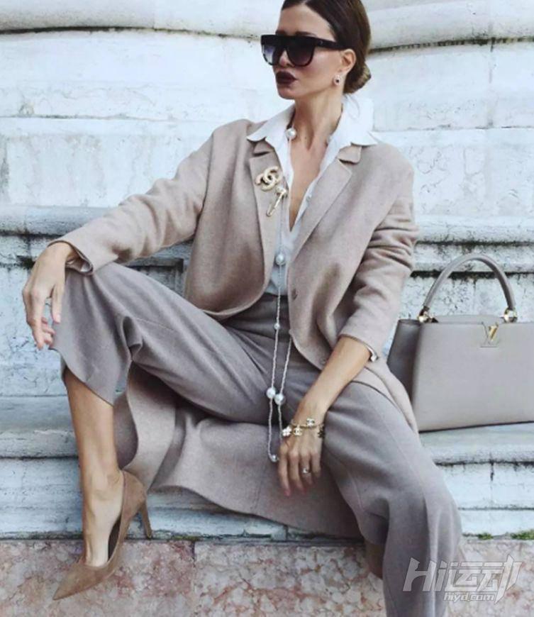 48歲的她當(dāng)上了奶奶卻還擁有20歲的身材，逆齡秘訣就2個(gè)字