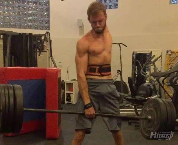 上半身缺失手臂肩膀的肌肉男，逆襲成健體遠動員，不向命運服輸