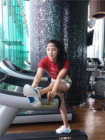 張雨綺再曬健身照 秀長腿和細腰
