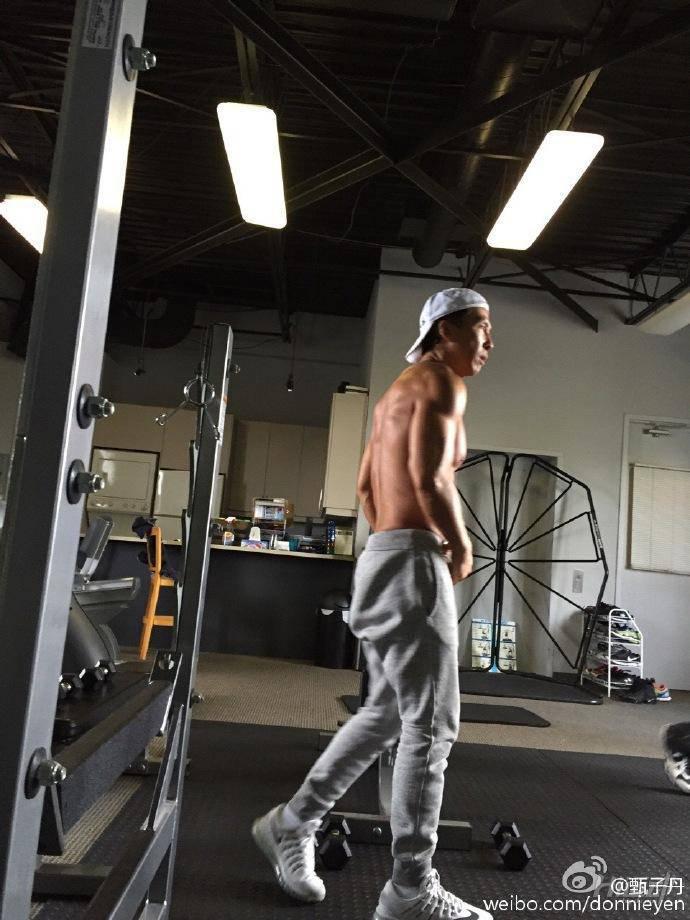 甄子丹秀健身肌肉 挑戰(zhàn)國(guó)外健身達(dá)人