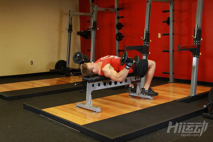 啞鈴練胸計劃 在家也能練出大胸肌