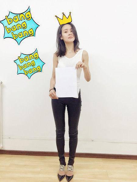 于明加曬出A4紙 好身材一覽無余